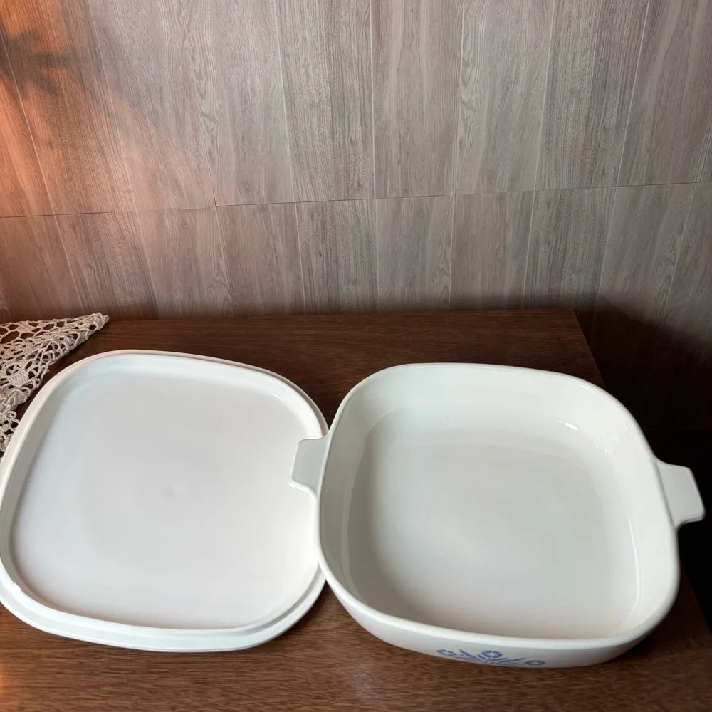 Corningware Pyroeeam Cornflower Blue Covered Casserole Blue Floral Rare B-10